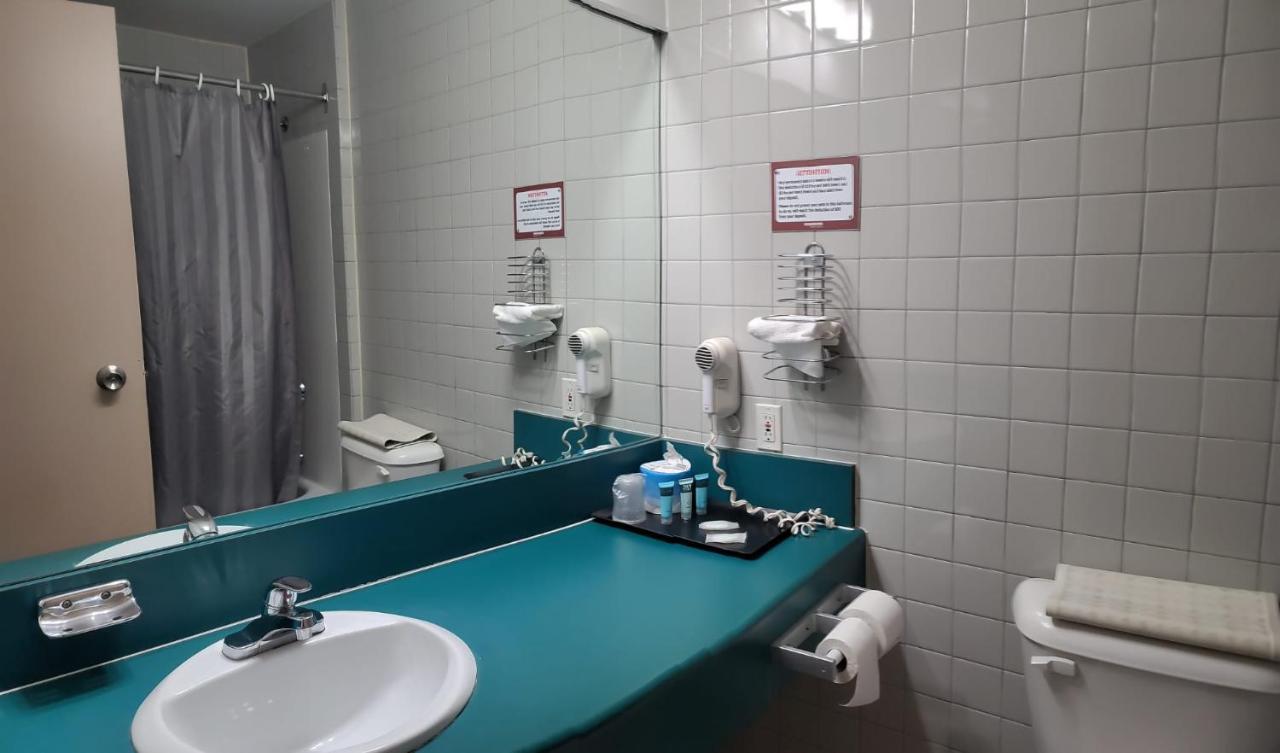 Roadking Inns Motel Калгари Экстерьер фото